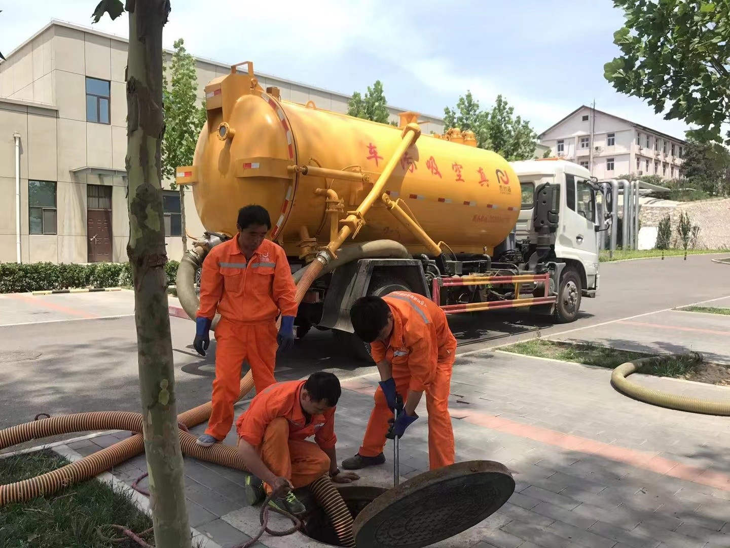 富裕化粪池清理与5-8吨吸粪车施工效率分析